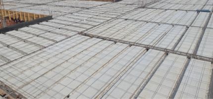 Superfície de laje convencional em obra, formada por vigotas de concreto e placas de enchimento alinhadas.